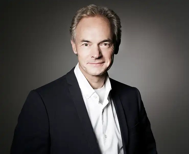Mann mittleren Alters blickt in die Kamera, Studioaufnahme