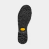 Die schwarze, stark profilierte Vibram-Sohle des Haix Ramble GTX Rot mit gelbem Vibram-Logo, abgebildet vor hellem Hintergrund
